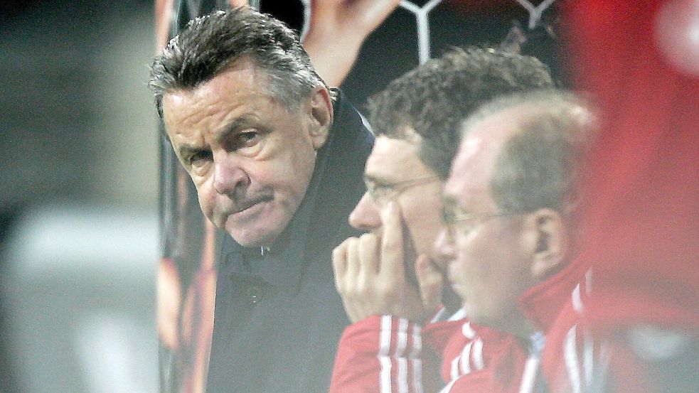 Einst beim FC Bayern Seite an Seite: Coach Ottmar Hitzfeld (l) und Co-Trainer Michael Henke (M). (Archivbild) Foto: picture-alliance/ dpa