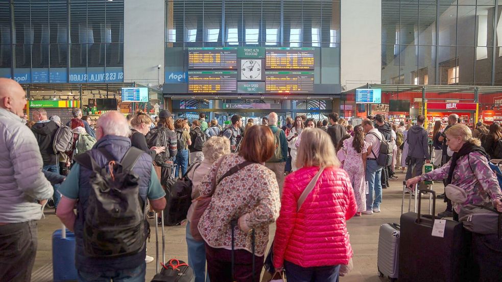 An vielen Bahnhöfen Spaniens herrschte Chaos.  Foto: Francisco J. Olmo/EUROPA PRESS/dpa
