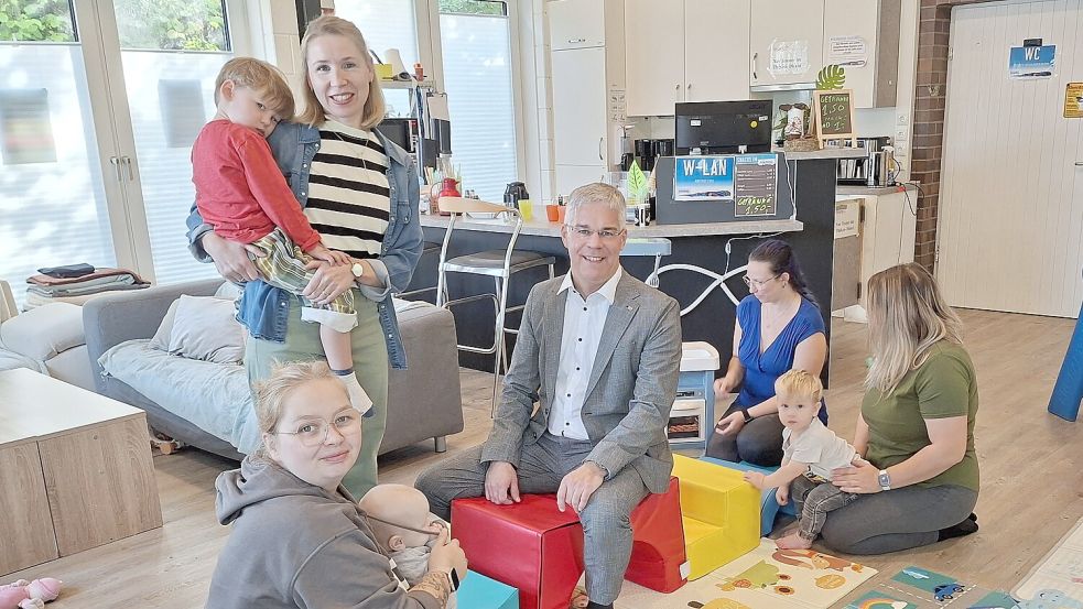 Stefan Nowak, Vorsitzender der Kirchenstiftung Ostrhauderfehn / Holterfehn, war zu Gast im Eltern-Kind-Café im Jugendcafé Waggon in Ostrhauderfehn. Foto: Kirchengemeinde
