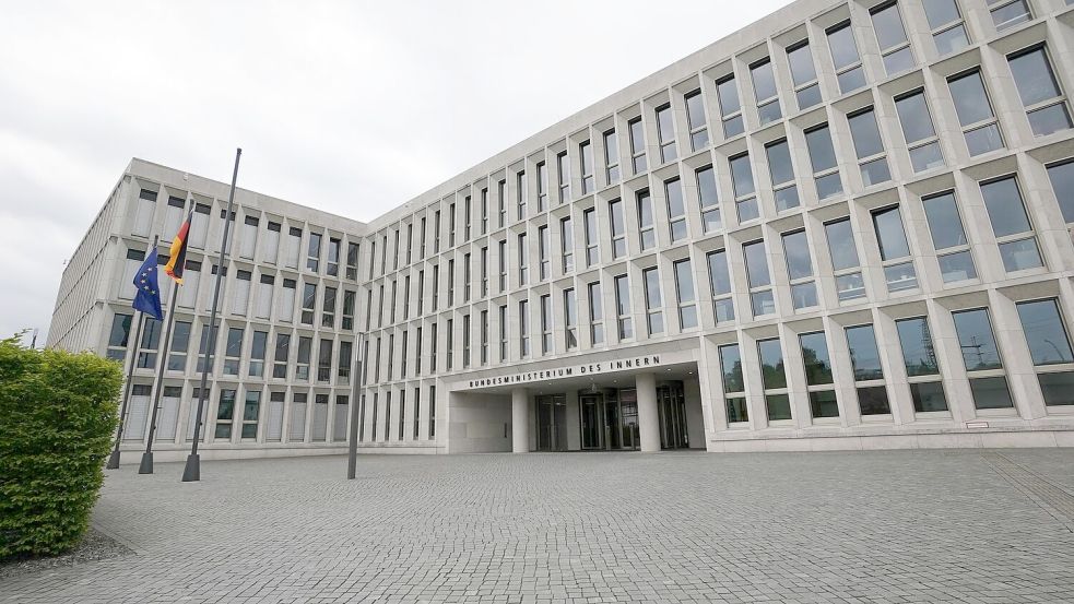 Laut Bundesinnenministerium betonen die bisher bekanntgewordenen Aufrufe den friedlichen Charakter der Proteste. (Symbolbild)  Foto: Jörg Carstensen/dpa