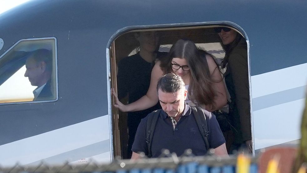 Der Verlierer der brasilianischen Präsidentenwahl, Flávio Bolsonaro, ist in den USA gelandet. Foto: Marta Lavandier/AP/dpa