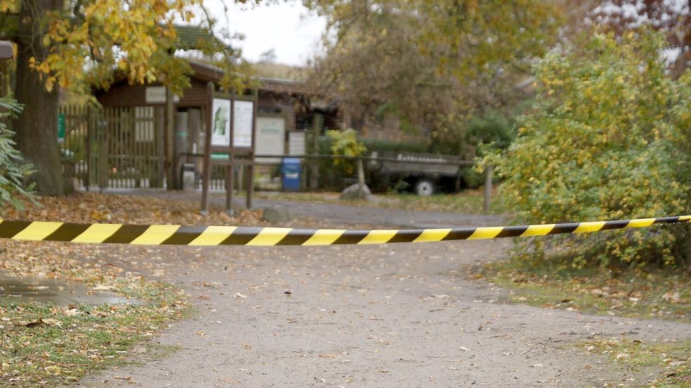 Ein Teil des Wildparks ist abgesperrt.  Foto: Carsten Koall/dpa