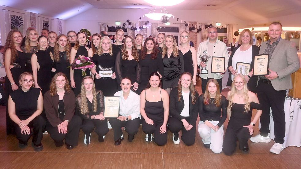 Alle Preisträger der Viktoria-Night des VfL Viktoria Flachsmeer auf einem Bild: Die Damenfußballmannschaft der SG Flachsmeer/Collinghorst/Rajen sowie (obere Reihe rechts: Carsten Groen (Viktorianer des Jahres), Monika Kuiper (Sportlerin des Jahres) und Jan Alwin Groen (Sportler des Jahres). Fotos: Holger Weers