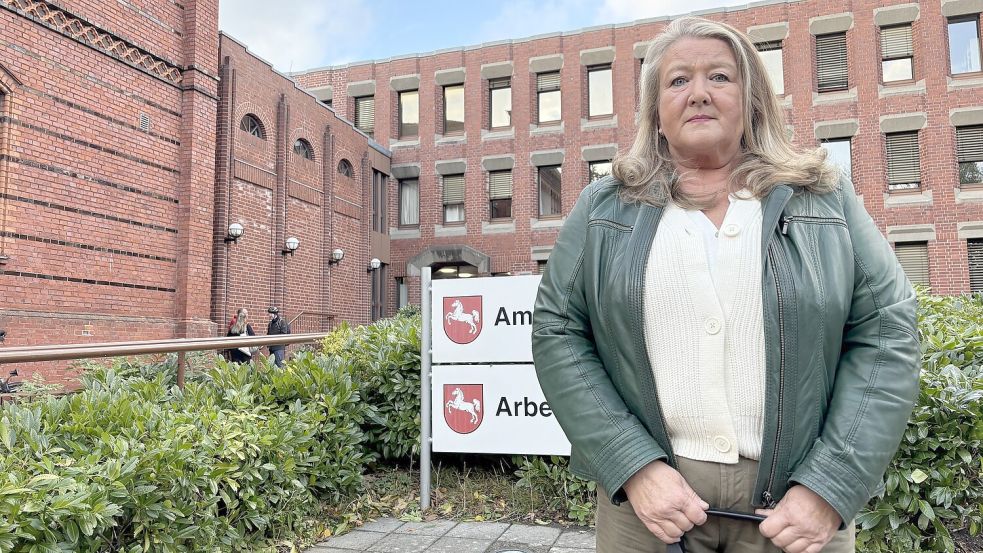 Martina Müller (AfD) vor dem Arbeitsgericht in Wilhelmshaven. Foto: Imke Oltmanns