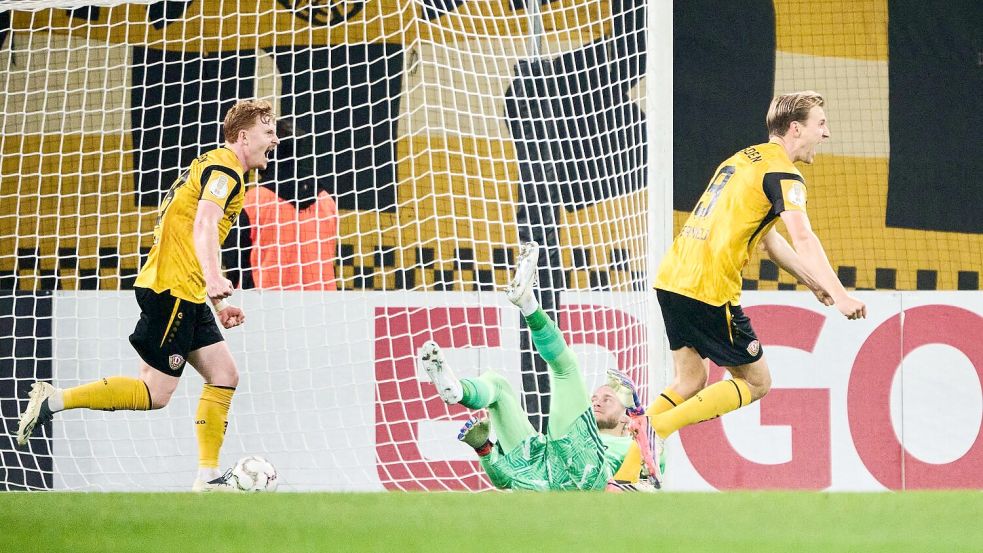 Schalkes Torwart Loris Karius (M) kann die 1:0-Führung von Dynamo Dresden nicht verhindern.  Foto: Robert Michael/dpa