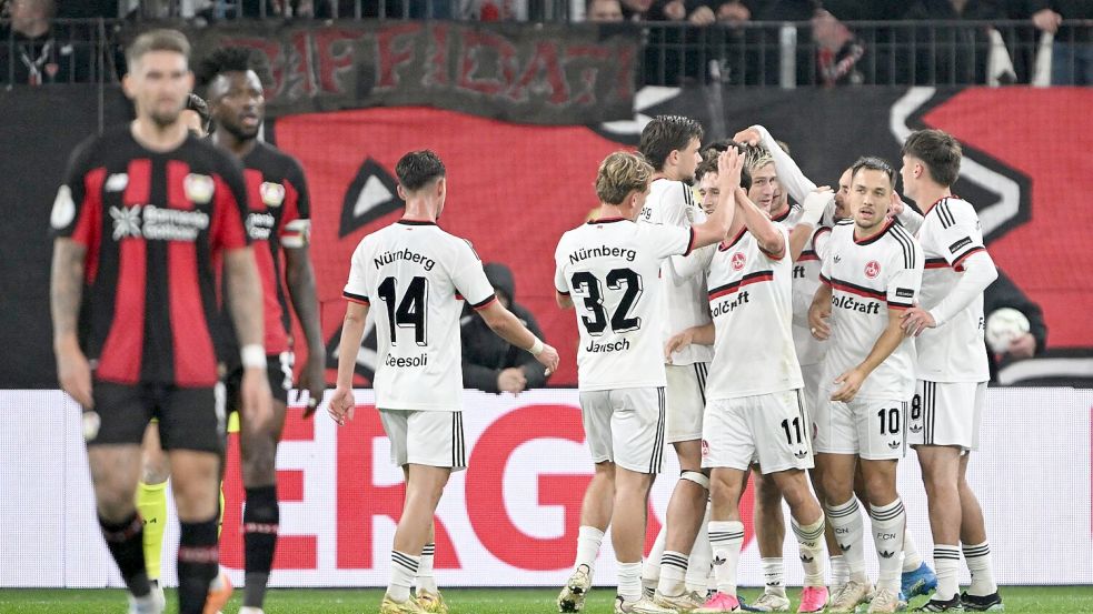 Nürnberg jubelt in Leverkusen über den Treffer zum 2:0.  Foto: Federico Gambarini/dpa