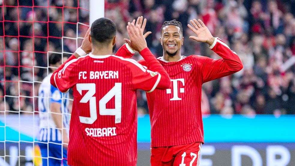 Torschützen unter sich: Michael Olise bedankt sich bei Ismael Saibari (l) nach dem 1:0.  Foto: Tom Weller/dpa
