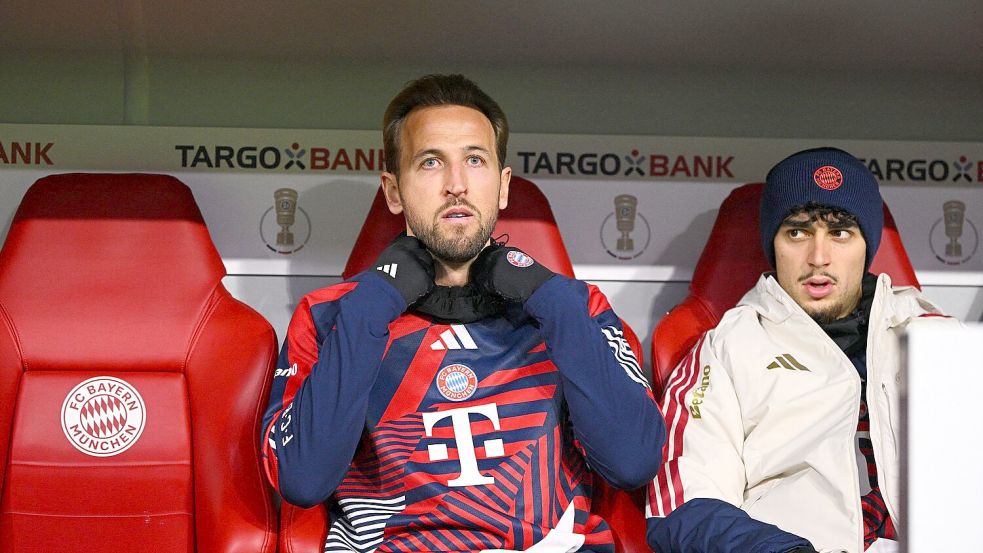 Ein warmer Bank-Platz für Harry Kane nach der „epischen“ Ballon d’Or-Nacht in London.  Foto: Tom Weller/dpa