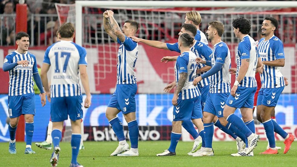 Magdeburg jubelt: Mateusz Zukowski (M) belohnt den wackeren Zweitligisten mit dem 1:1.  Foto: Sven Hoppe/dpa