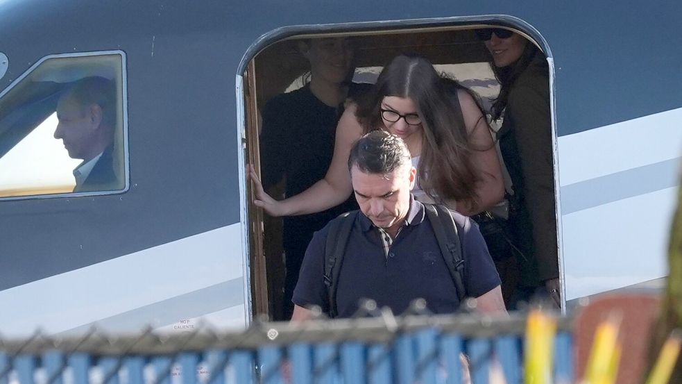 Nach seiner heimlichen Ausreise aus Brasilien landete Bolsonaro am Mittwoch in Miami. Foto: Marta Lavandier/AP/dpa