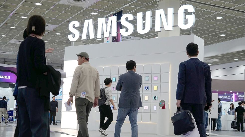Samsung Electronics hat im dritten Quartal einen Rekordgewinn eingefahren. (Archivbild) Foto: Ahn Young-joon/AP/dpa