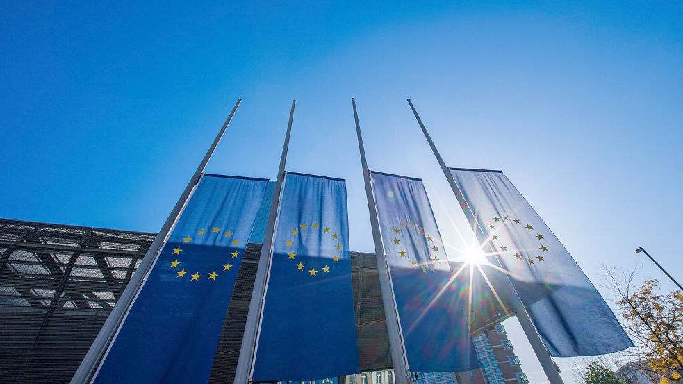 Die Europäische Zentralbank in Frankfurt entscheidet regelmäßig über die Leitzinsen im Euroraum. Nach zwei Zinserhöhungen in diesem Jahr hält die Notenbank vorerst still. Foto: Andreas Arnold/dpa