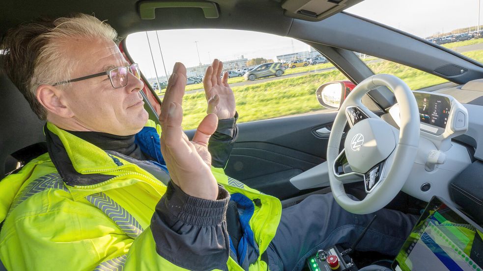 Hände weg vom Lenkrad, das elektronische Gehirn übernimmt: Im Emder Hafen wird automatisiertes Fahren in einem ID.3 getestet. Bei den Testfahrten vor Publikum ist zur Sicherheit noch ein professioneller Fahrer eingesetzt worden. Foto: Klaus Ortgies