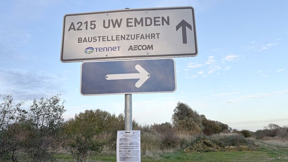 Die ersten Schilder stehen am Rysumer Nacken für die geplanten Umspannwerke von Tennet. Erste Maßnahmen laufen ebenfalls. Foto: Mona Hanssen