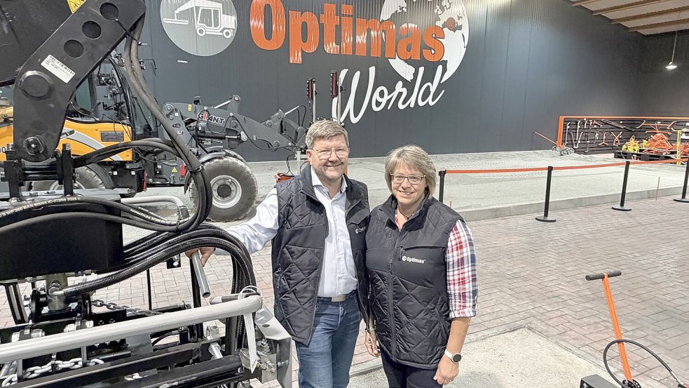Neues Projekt: Geschäftsführer Franz-Josef Werner und Tanja Fürup, Assistenz der Geschäftsführung, stellen die 2026 eröffnete „Optimas World“ vor, in der sämtliche Maschinen das ganze Jahr über selbst getestet werden können. Foto: Claudia Wimberg
