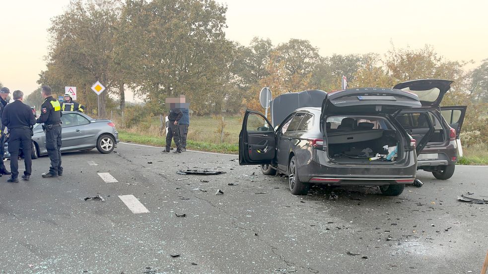 Drei Autos waren an dem Unfall auf der B72 in Filsum beteiligt. Foto: Feuerwehr Detern-Stickhausen-Velde