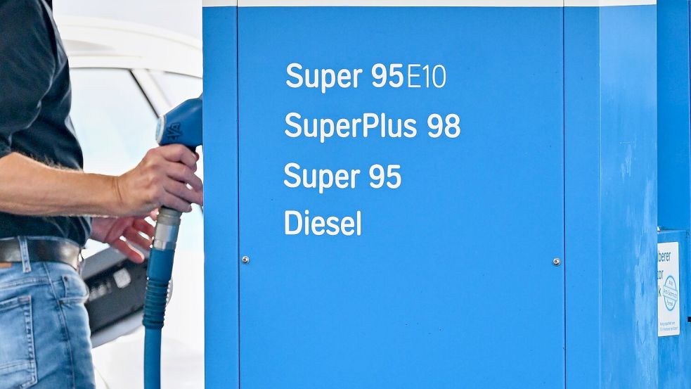 Hohe Energiepreise, zum Beispiel für Kraftstoffe, belasten seit Monaten die Kassen der privaten Haushalte in Deutschland. (Archivbild) Foto: Sina Schuldt/dpa
