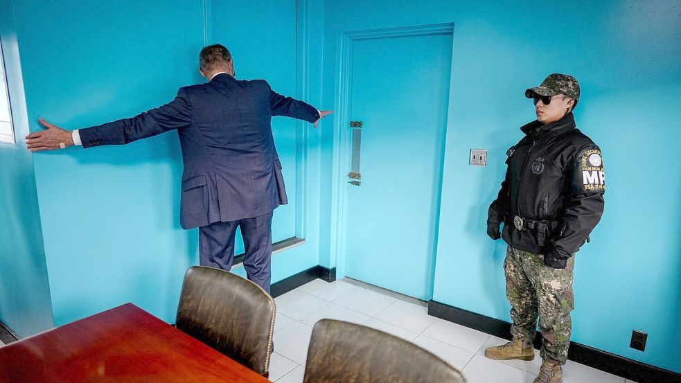 Merz auf der nordkoreanischen Seite der Baracke. Foto: Kay Nietfeld/dpa