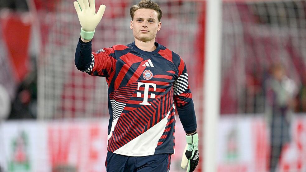 Jonas Urbig wird auch im Bundesliga-Clásico Manuel Neuer im Tor ersetzen.   Foto: Sven Hoppe/dpa