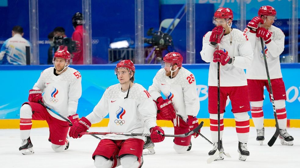 Das bisher letzte internationale Spiel der Russen: Das verlorene Olympia-Finale im Februar 2022 in Peking. (Archivbild)   Foto: Petr David Josek/AP/dpa