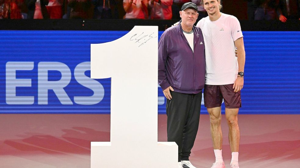 Zweimal Alexander und die Eins: Tennis-Champion Zverev mit seinem Vater. Foto: Helmut Fohringer/APA/dpa