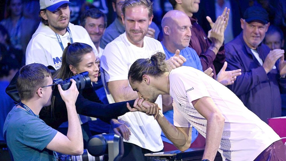 Ganz Wienerisch: Alexander Zverev mit Handkuss für seine Freundin Sophia Thomalla. Foto: Helmut Fohringer/APA/dpa