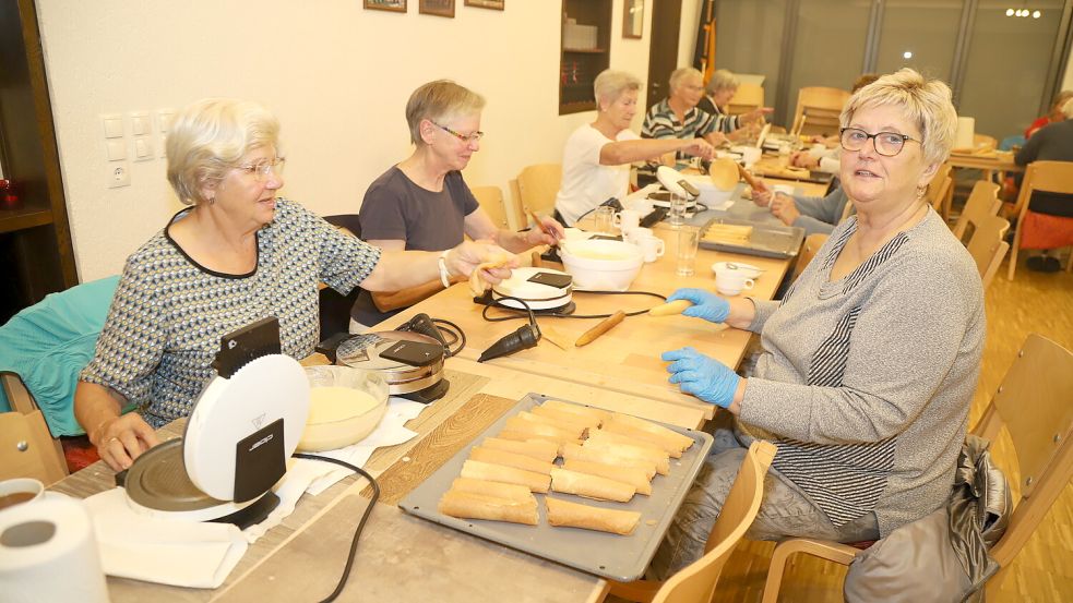 Im Pfarrheim St. Ansgar in Barßel backen die „fleißigen Frauen“ Tausende Neujahrskuchen für den guten Zweck. Foto: Hans Passmann