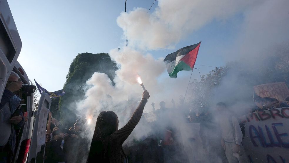 Aus Sorge vor Krawallen ist die Polizei im Großeinsatz. Foto: Luca Bruno/AP/dpa