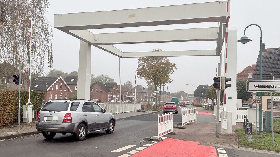 Die Klappbrücke am Untenende in Rhauderfehn ist seit dem frühen Freitagnachmittag wieder für den Verkehr freigegeben. Foto: Henrik Zein