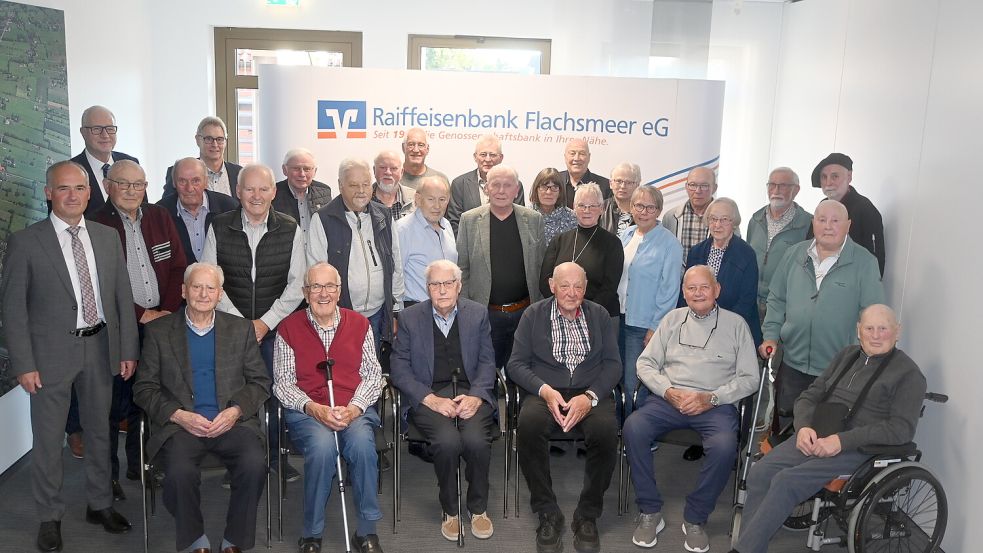 Mit einer kleinen Feierstunde ehrte die Raiffeisenbank Flachsmeer 32 Jubilare für 50-jährige, 60-jährige und 65-jährige Mitgliedschaft. 27 Personen waren bei der Übergabe der entsprechenden Urkunden anwesend. Das Foto zeigt die Geehrten mit den beiden Vorstandsmitgliedern der Bank, Christoph Hoek und Matthias Beekmann. Foto: Holger Weers