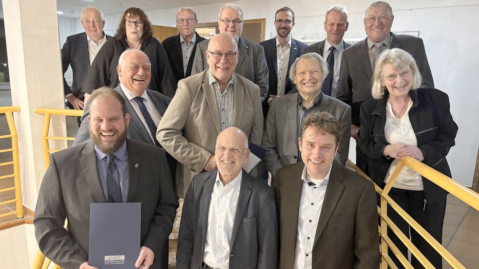 Gut gelaunt zeigten sich die langjährigen Rhauderfehner Kommunalpolitiker bei der Auszeichnungen durch den Städte- und Gemeindebund. Foto: Marion Janßen