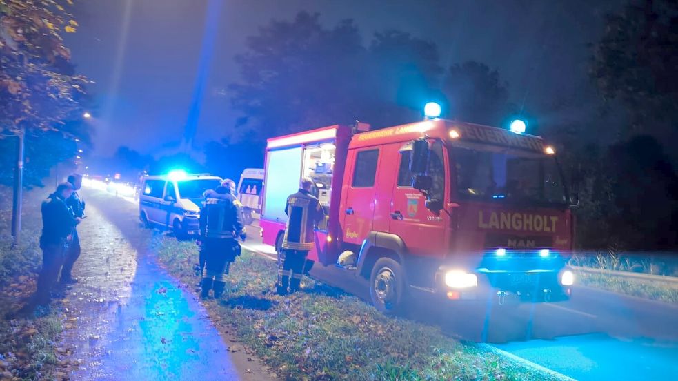 Feuerwehr und Polizei waren am Freitagnachmittag in Höhe Leda-Jümme-Weg/Hauptstraße in Langholt im Einsatz, nachdem Unbekannte dort versucht hatten, einen Baum anzuzünden. Foto: Daniel Grüneke