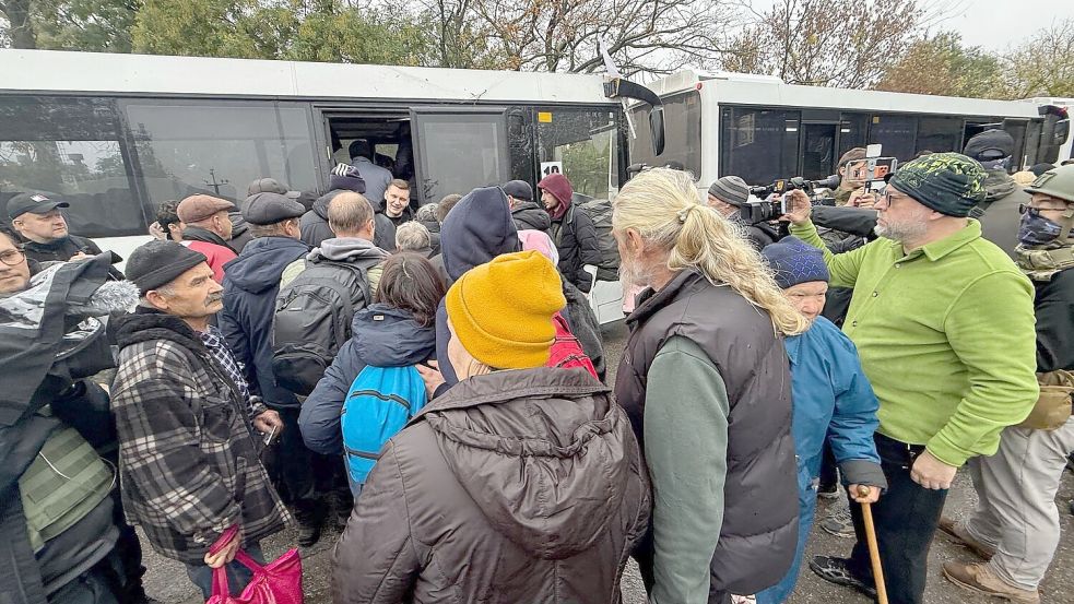 Bei der Evakuierung am Vortag hatten die Menschen nach russischen und ukrainischen Angaben die Wahl, sich für eine Ausreise aus der Trümmerstadt oder den Verbleib dort zu entscheiden.  Foto: Ulf Mauder/dpa
