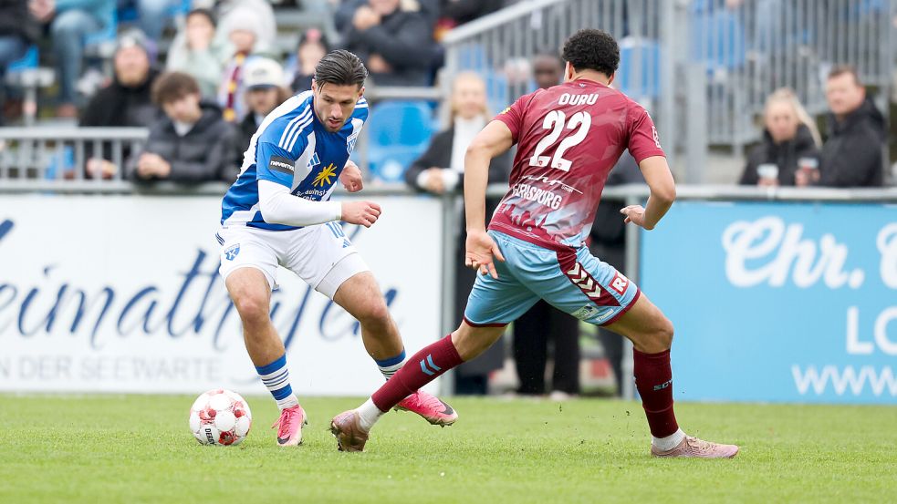 Semin Kojic (am Ball) tritt mit Kickers Emden am Samstag bei Weiche Flensburg an. Foto: Jens Doden/Emden