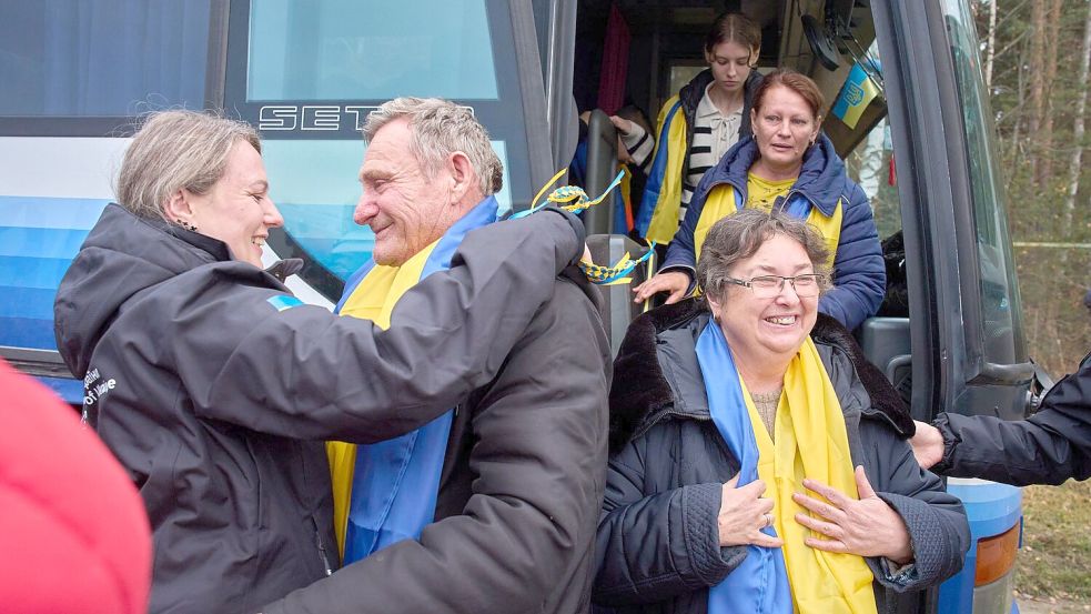 Nach ukrainischen Angaben haben aus der von russischen Truppen besetzten südukrainischen Frontstadt Oleschky evakuierte Menschen die Grenze von Belarus in die Ukraine überquert.  Foto: Efrem Lukatsky/AP/dpa
