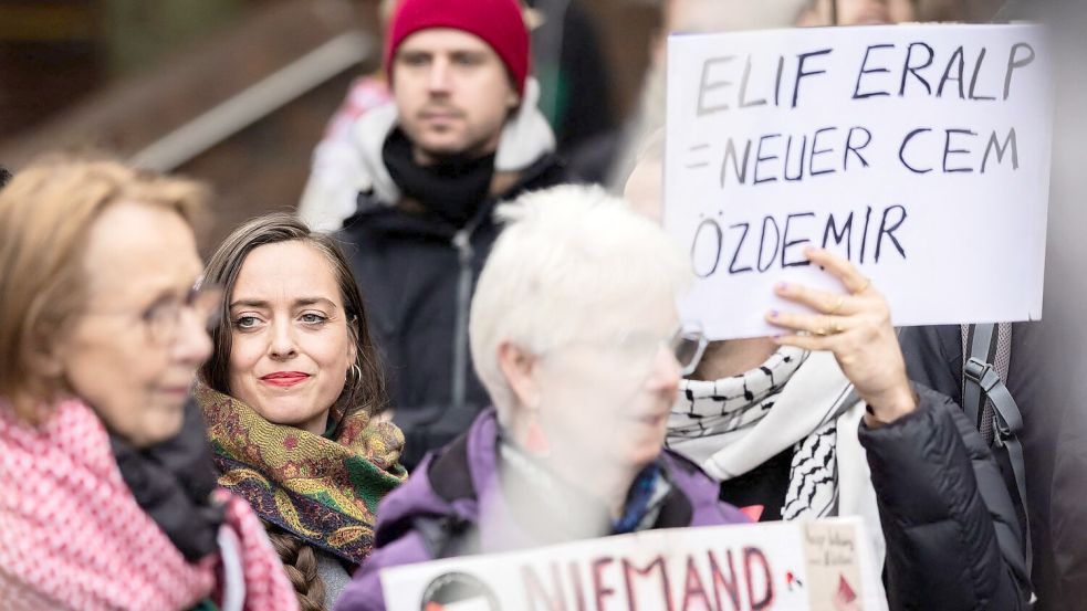 Die umstrittene Linke-Abgeordnete Vanessa Emde nahm an einer Kundgebung gegen die Parteispitze teil.   Foto: Christoph Soeder/dpa