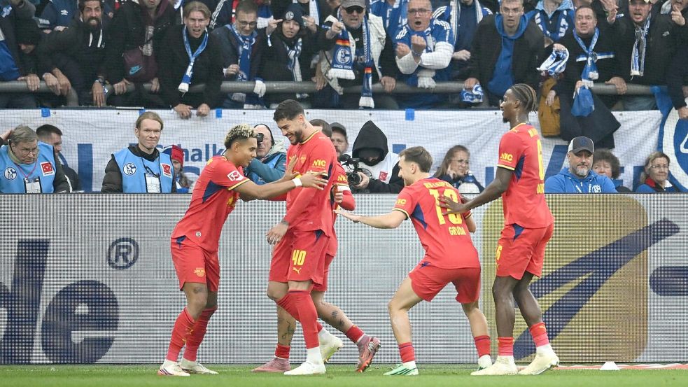 Leipzig feiert das Tor zum 1:0.  Foto: Fabian Strauch/dpa