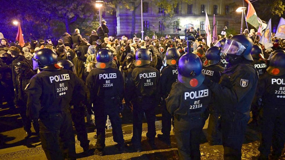 In Berlin kam es am Abend zu Ausschreitungen.  Foto: Fabian Sommer/dpa