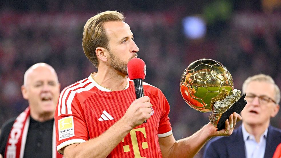 Harry Kane brachte den Ballon d’Or mit und ließ sich von den Fans feiern. Foto: Tom Weller/dpa