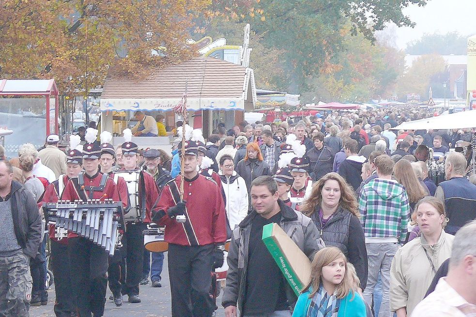 Entlang der Hauptstraße zieht sich die immer gut besuchte Festmeile durch Ostrhauderfehn. Bild: Gemeinde