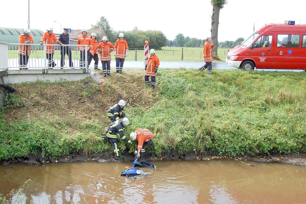 Feuerwehr fischt Roller aus dem Kanal GeneralAnzeiger