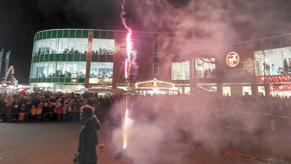 Hunderte Besucher sind da Feuerwerk bei Wreesmann in Ostrhauderfehn