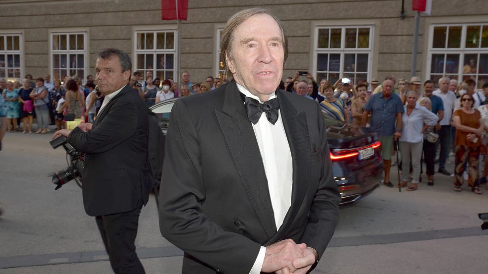 Günter Netzer Autograph | signed photographs