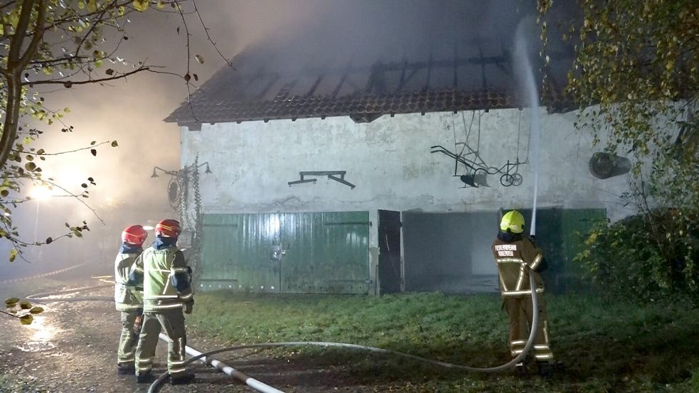 Bremen Großbrand zerstört Lagerhalle auf Woltmershauser Bauernhof