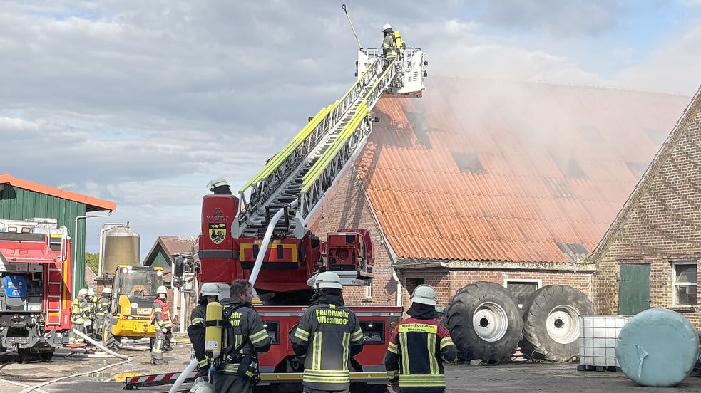 Firefighters in action: Barn in Wiesmoor on fire