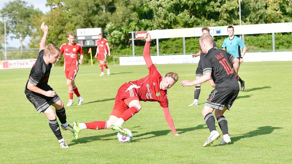 Jauken und Hinrichs treffen: TuS Pewsum bleibt nach 2:0 gegen TuRa ganz ...