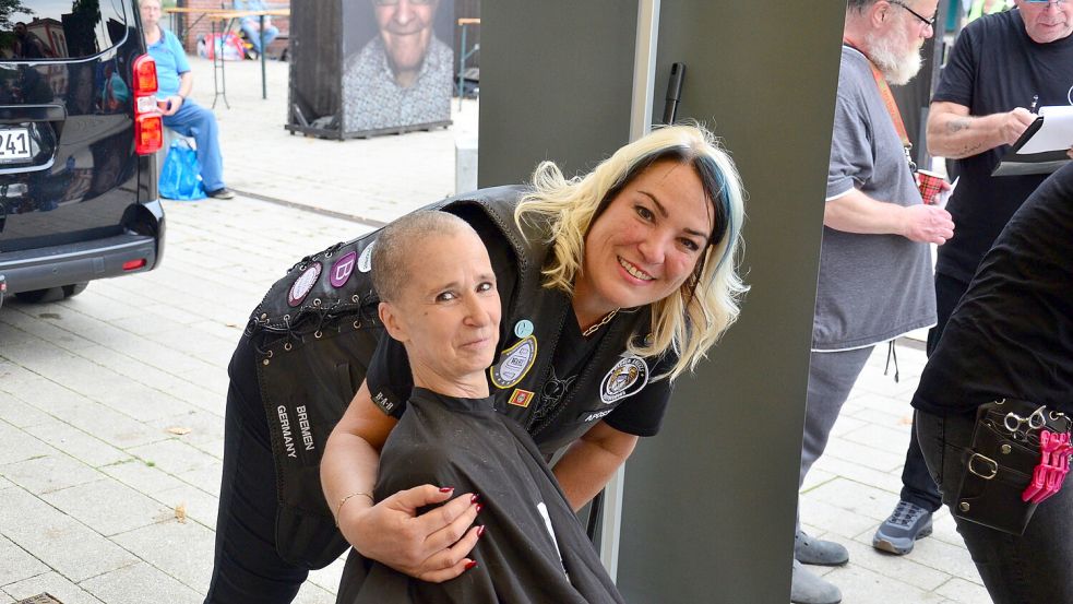 „Barber Angels“: Friseur-Club schneidet Obdachlosen in Leer die Haare