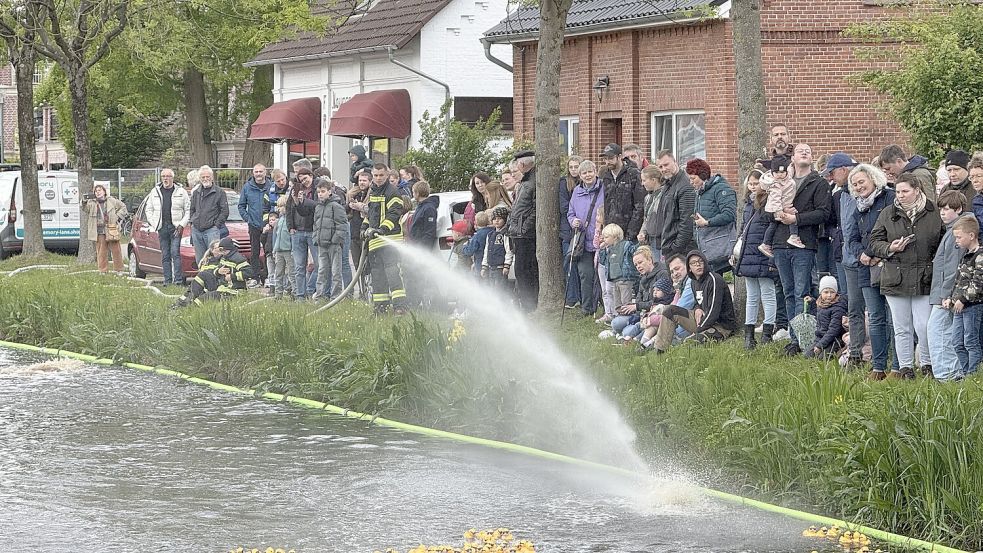 Viel los in Rhauderfehn: Fehntjer Markt, Entenrennen und Flohmarkt - so