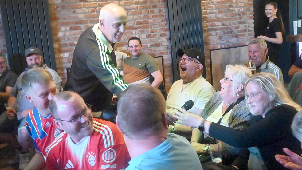Friesenscheune: Mario Basler begeistert Publikum bei Auftritt in Burlage