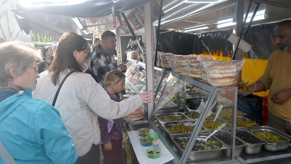 Dutch market in Rhauderfehn: Around 40 vendors with specialties and unique ...